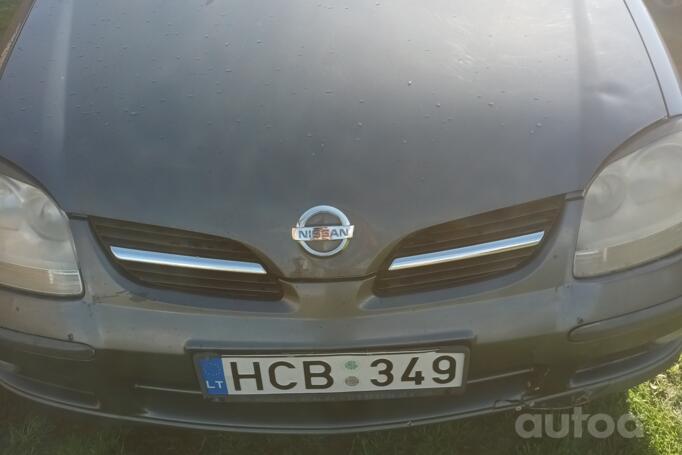 Nissan Tino V10 Minivan