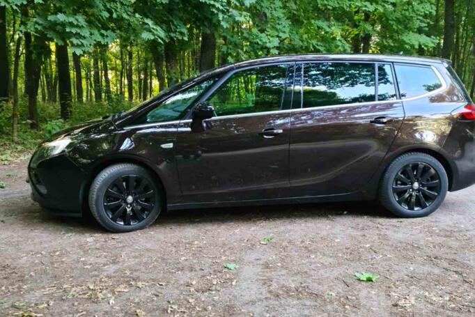 Opel Zafira C Tourer minivan