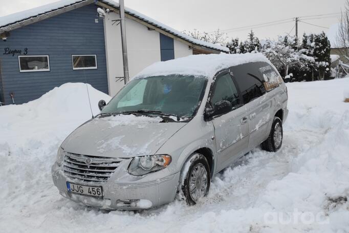 Chrysler Town & Country 4 generation [restyling]