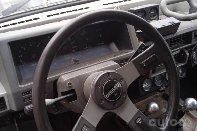 Nissan Patrol Y60 SUV 5-doors