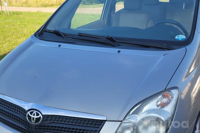 Toyota Corolla Verso 1 generation Minivan
