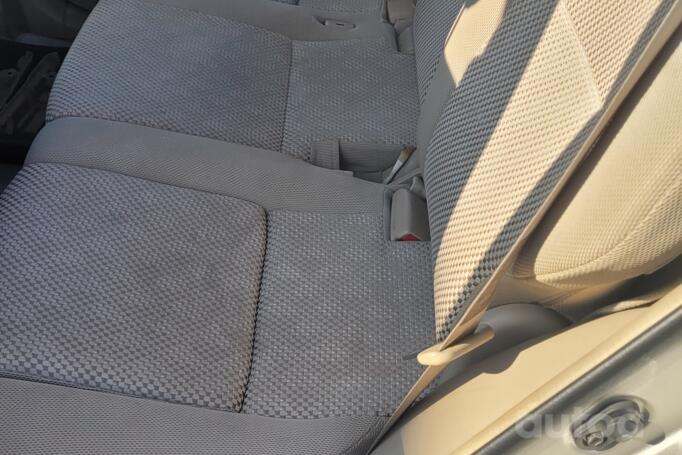 Toyota Corolla Verso 1 generation Minivan