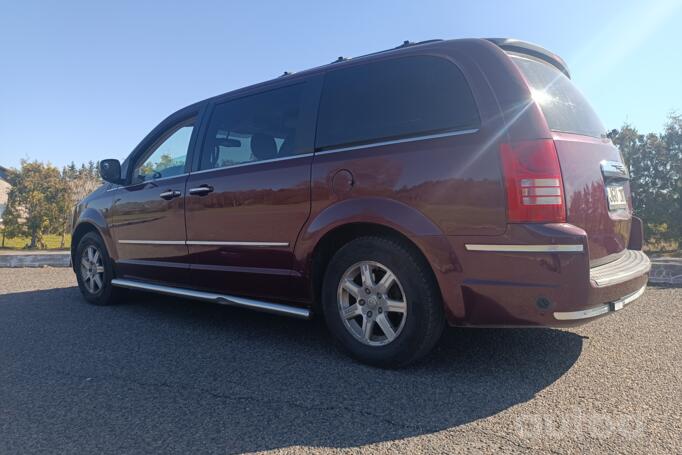 Chrysler Town & Country 5 generation