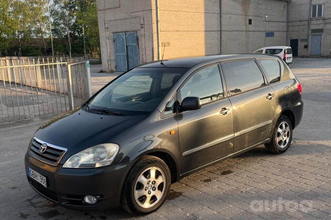 Toyota Avensis Verso 1 generation Minivan