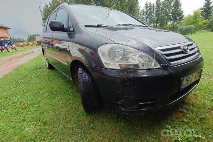 Toyota Avensis Verso 1 generation Minivan