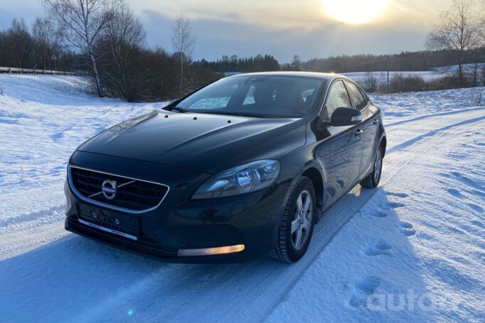 Volvo V40 2 generation Hatchback 5-doors