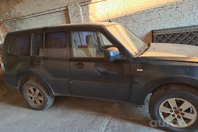 Mitsubishi Pajero 4 generation SUV 5-doors
