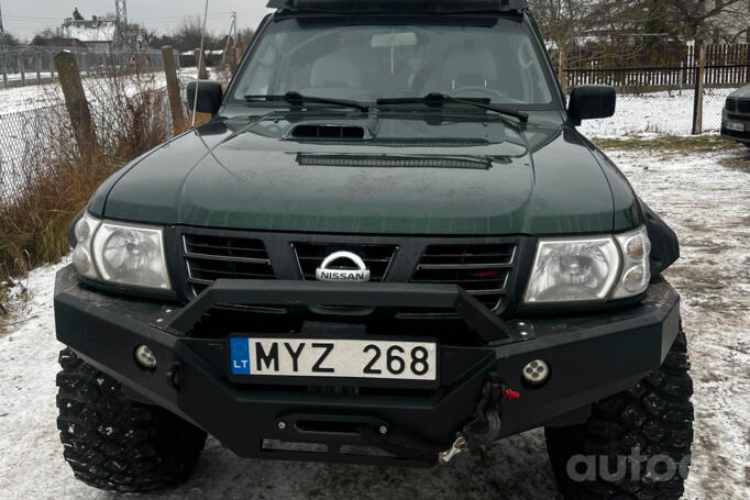 Nissan Patrol Y61 SUV 3-doors