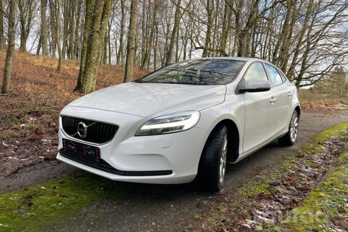 Volvo V40 2 generation [restyling] Hatchback 5-doors