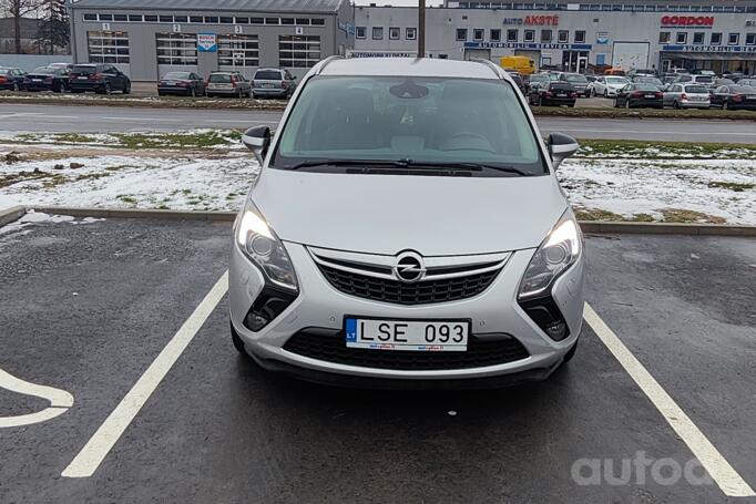 Opel Zafira C Tourer minivan