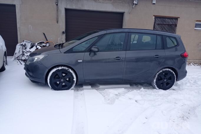 Opel Zafira C Tourer minivan