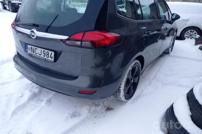 Opel Zafira C Tourer minivan