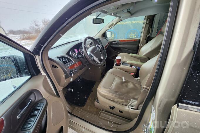 Chrysler Town & Country 5 generation [restyling]