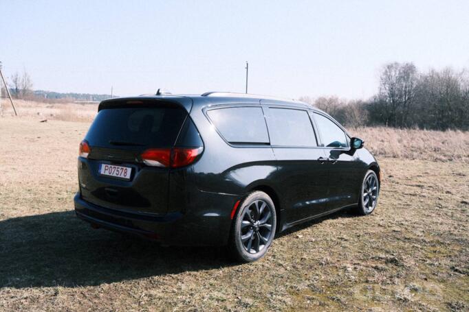 Chrysler Pacifica 2 generation Minivan