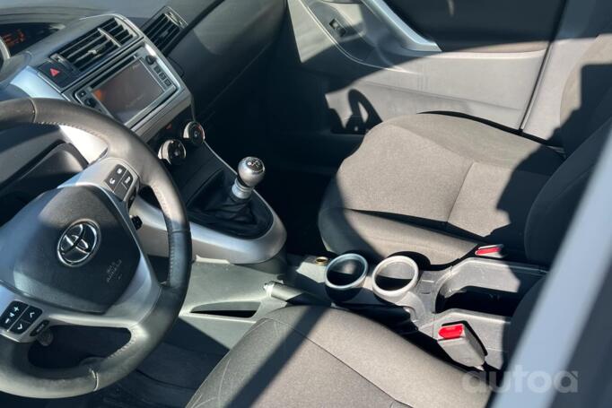 Toyota Verso 1 generation Minivan