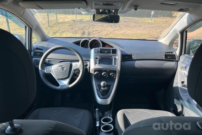 Toyota Verso 1 generation Minivan