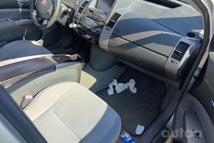 Toyota Prius XW20 [restyling]