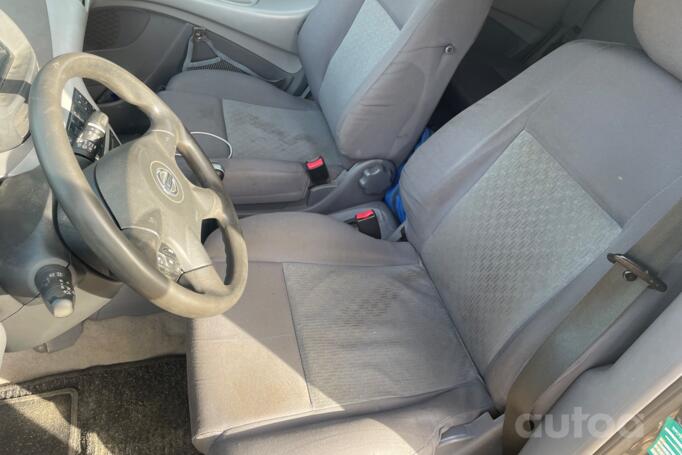 Nissan Almera Tino V10 Minivan