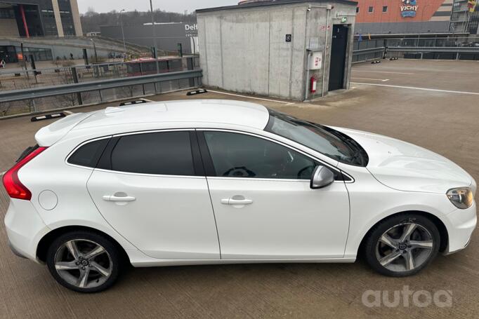 Volvo V40 2 generation Hatchback 5-doors