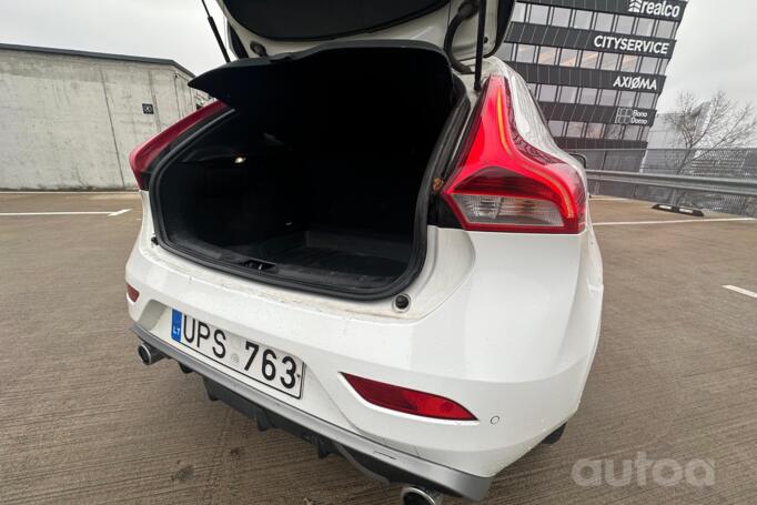 Volvo V40 2 generation Hatchback 5-doors