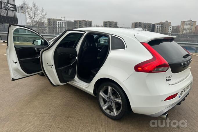 Volvo V40 2 generation Hatchback 5-doors