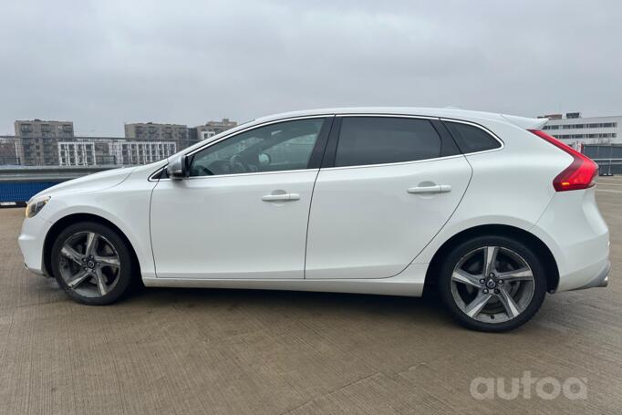 Volvo V40 2 generation Hatchback 5-doors