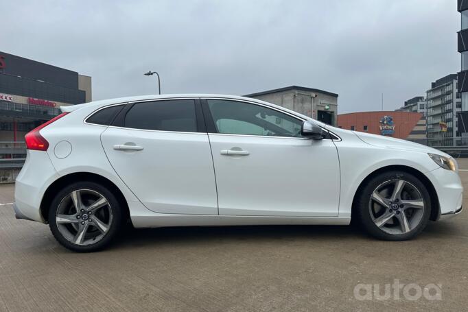 Volvo V40 2 generation Hatchback 5-doors