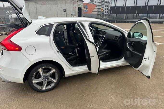 Volvo V40 2 generation Hatchback 5-doors