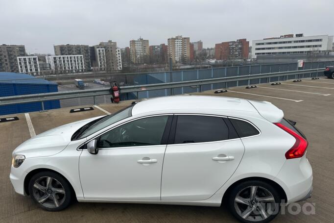 Volvo V40 2 generation Hatchback 5-doors