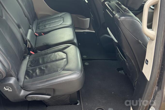 Chrysler Pacifica 2 generation Minivan