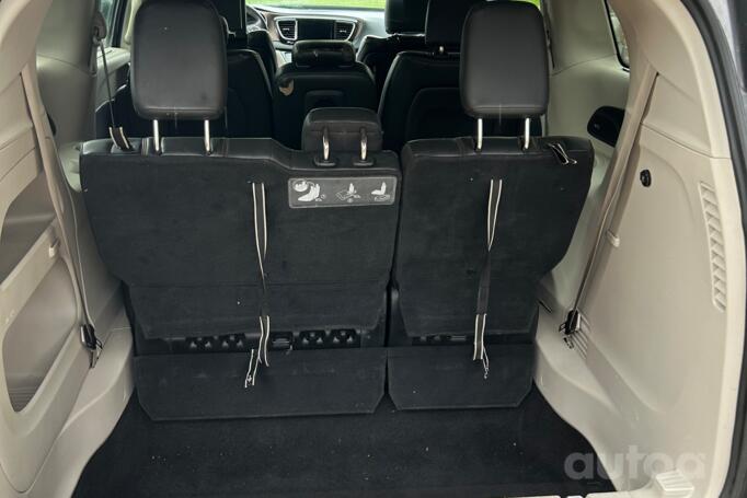 Chrysler Pacifica 2 generation Minivan