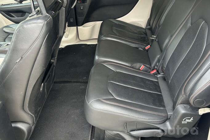 Chrysler Pacifica 2 generation Minivan