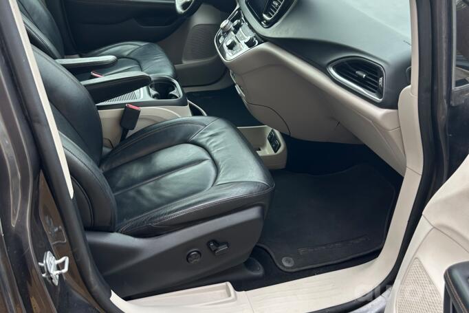 Chrysler Pacifica 2 generation Minivan