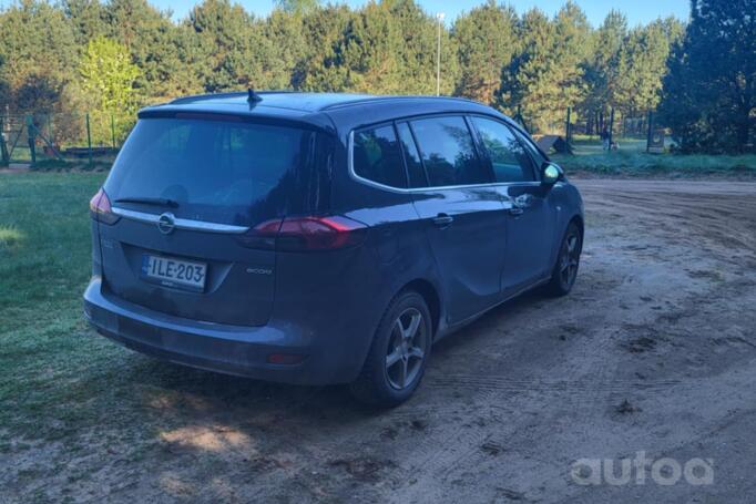Opel Zafira C Tourer minivan