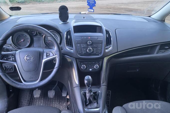 Opel Zafira C Tourer minivan