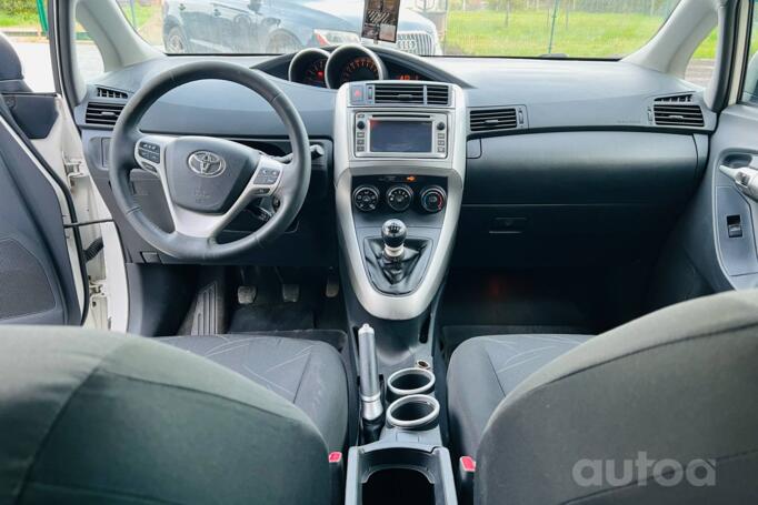 Toyota Verso 1 generation Minivan