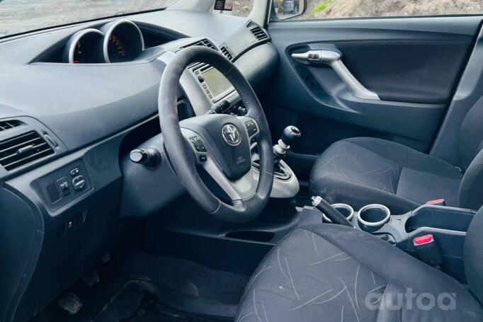 Toyota Verso 1 generation Minivan