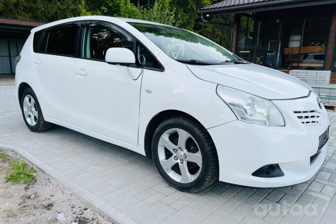 Toyota Verso 1 generation Minivan