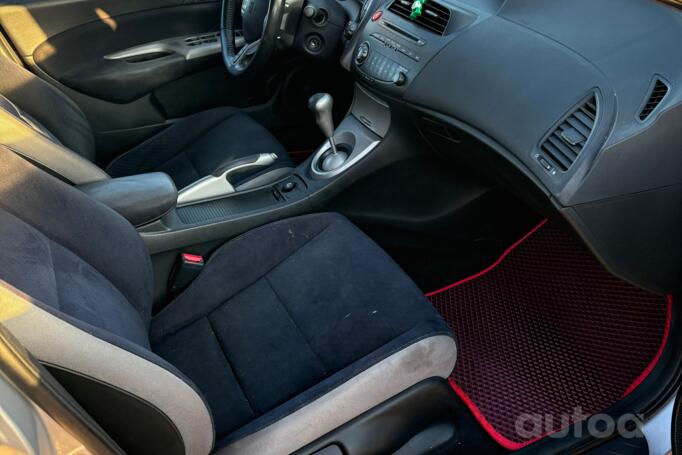 Honda Civic 8 generation Hatchback 5-doors