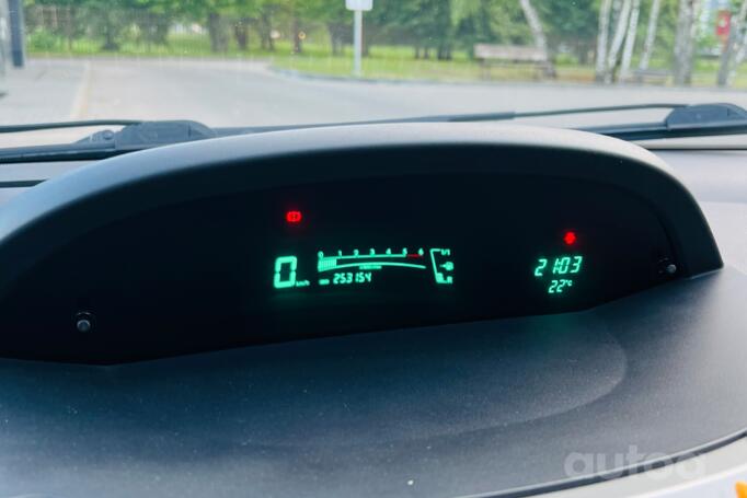 Toyota Yaris 2 generation [restyling]