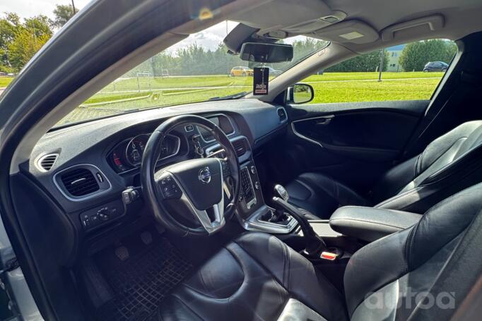 Volvo V40 2 generation Hatchback 5-doors