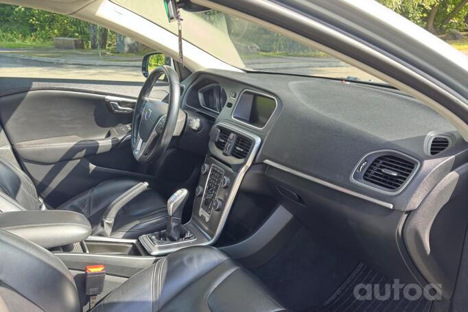 Volvo V40 2 generation Hatchback 5-doors