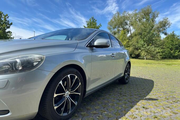 Volvo V40 2 generation Hatchback 5-doors