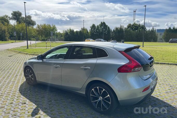 Volvo V40 2 generation Hatchback 5-doors