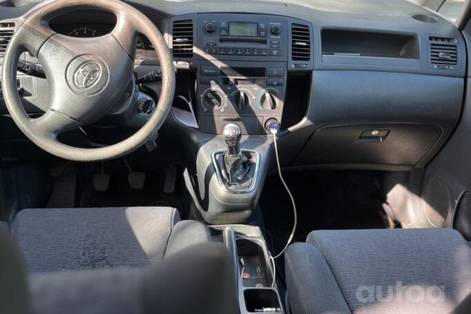Toyota Corolla Verso 1 generation Minivan