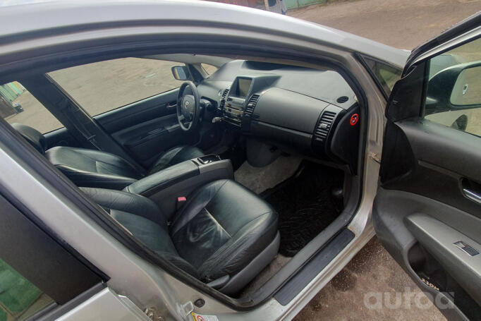 Toyota Prius XW20 [restyling]