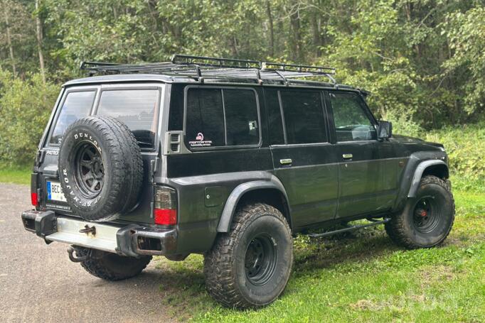 Nissan Patrol Y60 SUV 5-doors