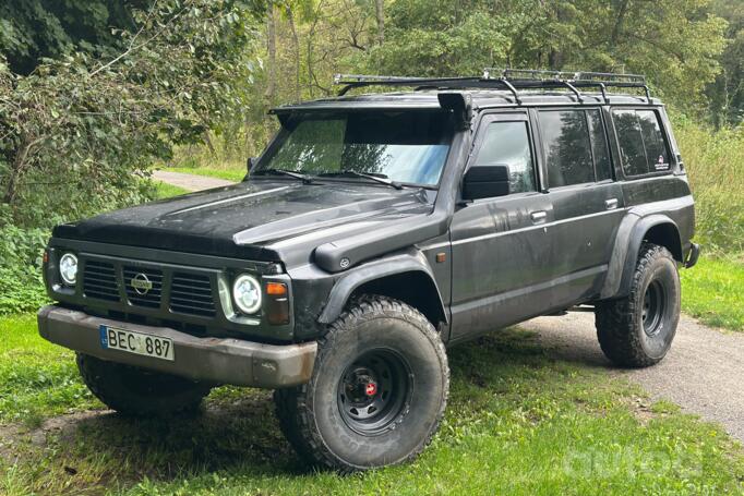 Nissan Patrol Y60 SUV 5-doors