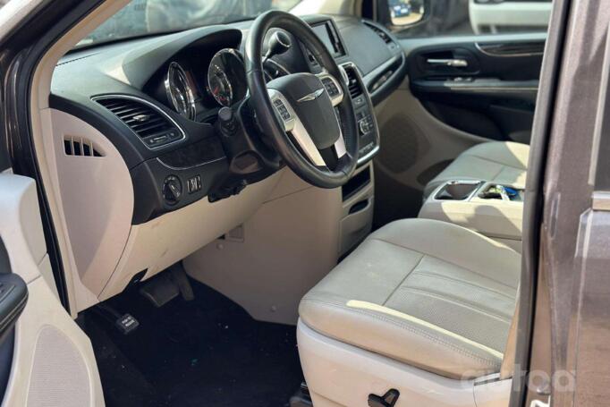 Chrysler Town & Country 5 generation [restyling]