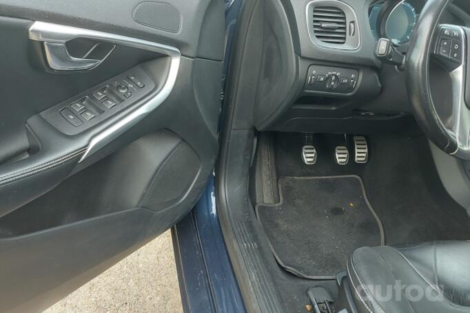 Volvo V40 2 generation Hatchback 5-doors